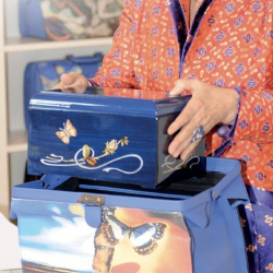URN ALI NELLA LUCE BLU